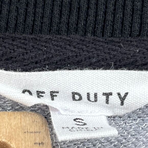 OFF DUTY BB Dakota Cropped Sweater Womens small Black Camouflage Striped Sleeve - Picture 12 of 14